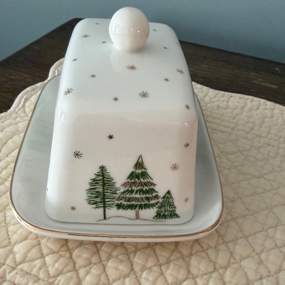 Ceramic Butter Dish with Winter  Pine Tree Design With Gold Trim Snowflakes - Picture 8 of 8
